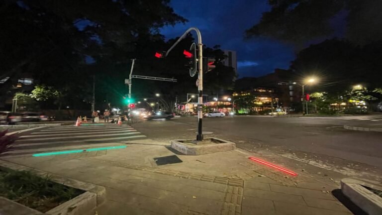 Medellín refuerza la seguridad peatonal con 202 nuevos semáforos de piso