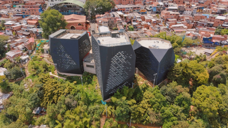 Biblioteca de Santo Domingo vuelve a abrir sus puertas: Medellín recupera uno de sus símbolos de transformación