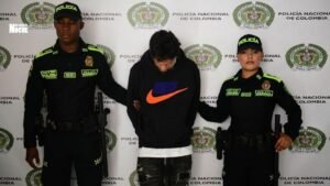 Dos jóvenes intentaron robarle la moto a una policía, uno resultó gravemente herido y el otro capturado