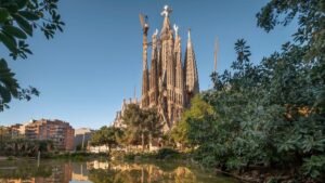 El papa León XIV bendijo la torre que convirtió a la Sagrada Familia en la iglesia más alta del mundo
