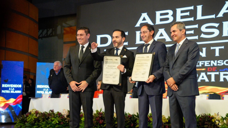 Abelardo de la Espriella recibió credencial presidencial y lanzó fuerte mensaje contra el gobierno saliente