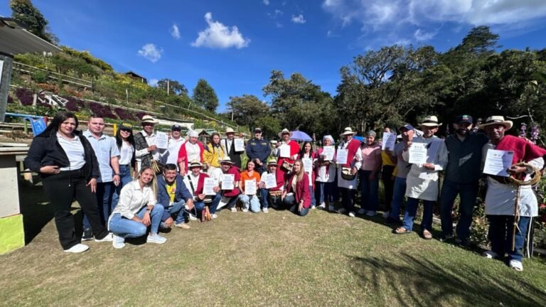 Santa Elena se prepara para la Feria de las Flores: 20 fincas silleteras fueron certificadas en gestión del riesgo