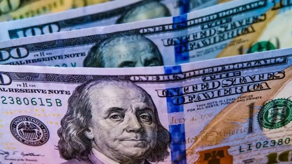 Dólar toca mínimos de cinco años en Colombia: importadores y viajeros celebran, exportadores sienten el golpe