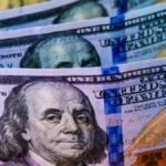 Dólar toca mínimos de cinco años en Colombia: importadores y viajeros celebran, exportadores sienten el golpe
