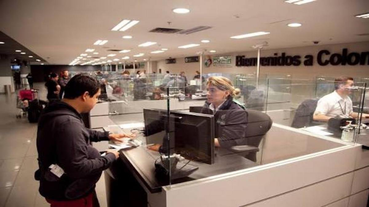 EE. UU. intentó entrar dos veces a Colombia para grabar contenido para adultos y Migración los devolvió