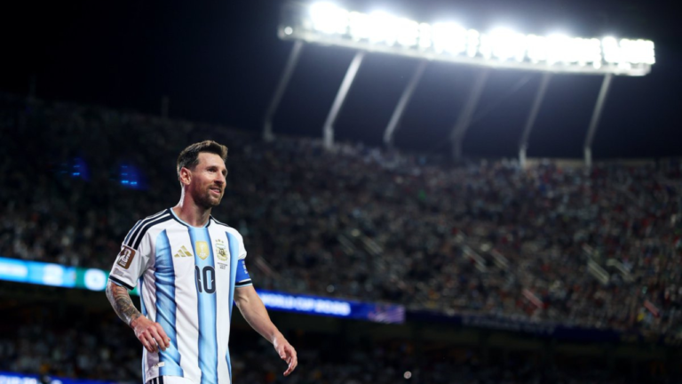 Messi firma un triplete histórico y Argentina arranca con victoria en el Mundial
