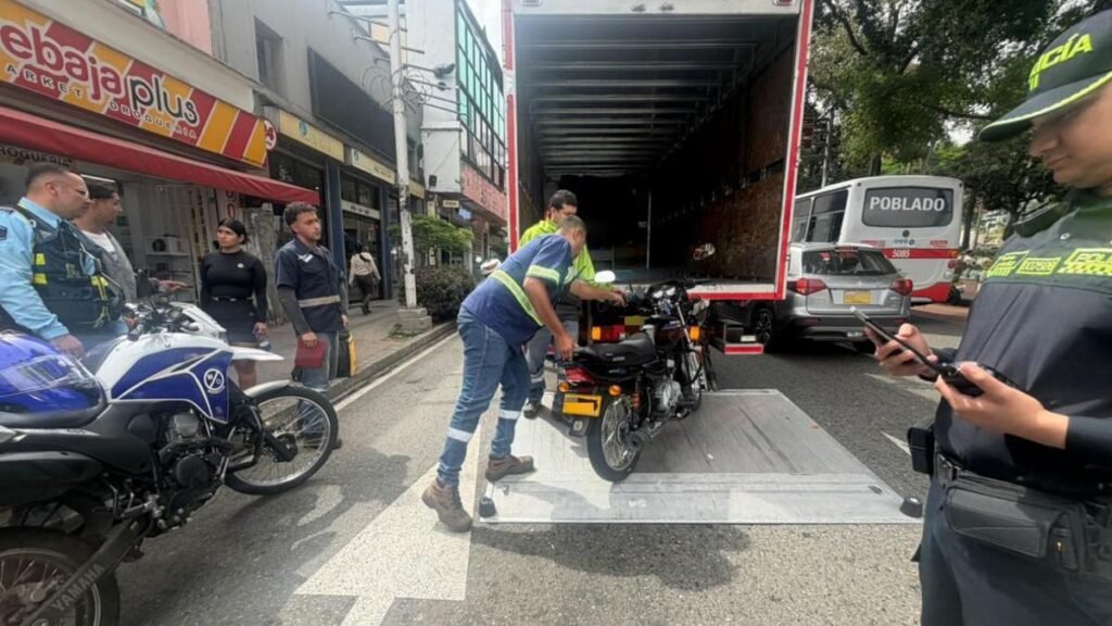 Inmovilizan motocicleta involucrada en presunta agresión contra una mujer en la Autopista Norte de Medellín