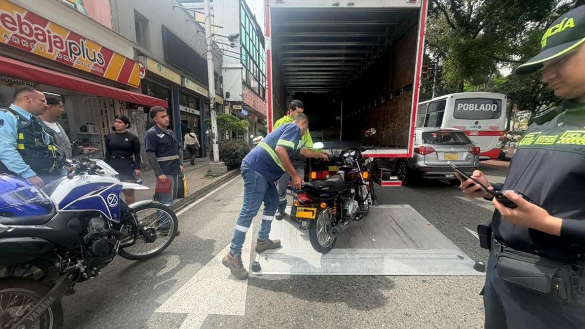Inmovilizan motocicleta involucrada en presunta agresión contra una mujer en la Autopista Norte de Medellín