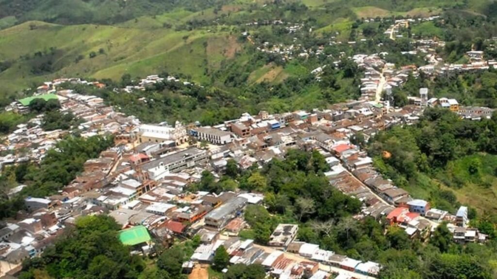 La guerra vuelve a golpear el nordeste de Antioquia: familias huyen de sus casas por combates entre grupos armados