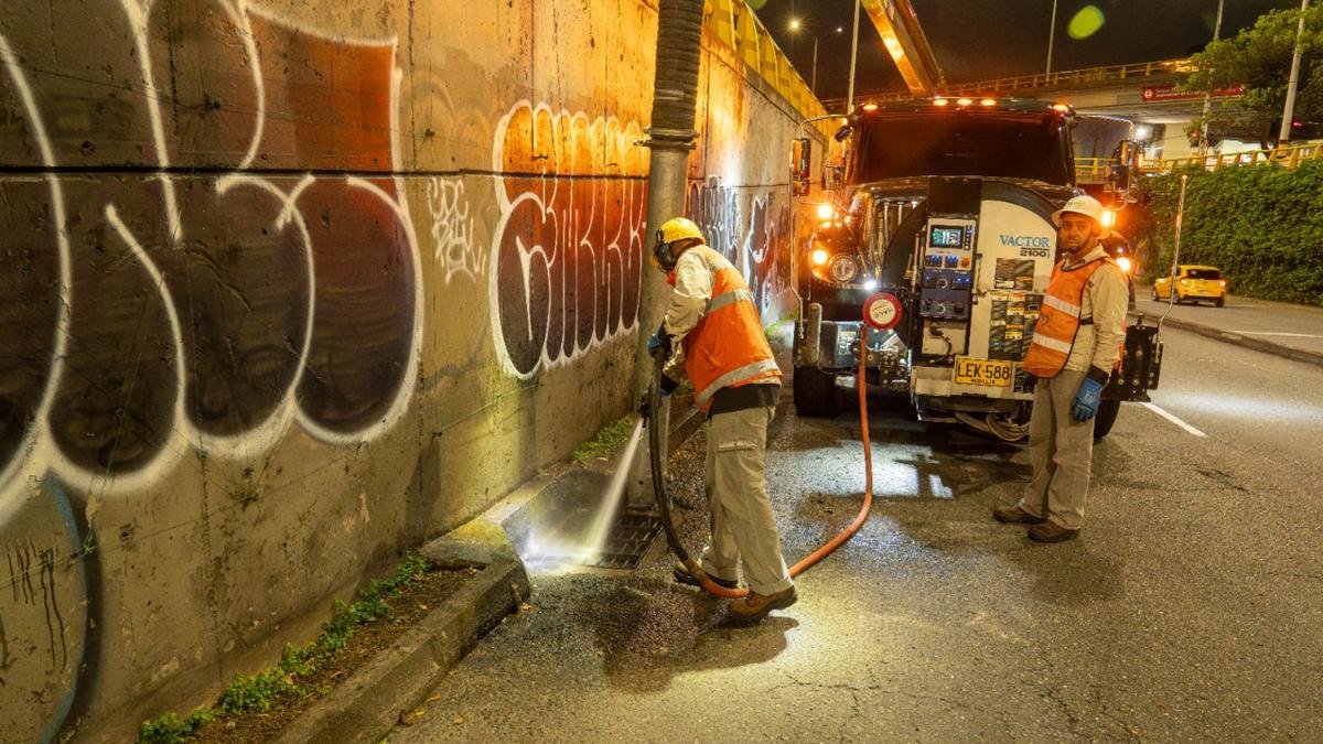Medellín pone en marcha plan para evitar inundaciones en soterrados antes de nuevas lluvias