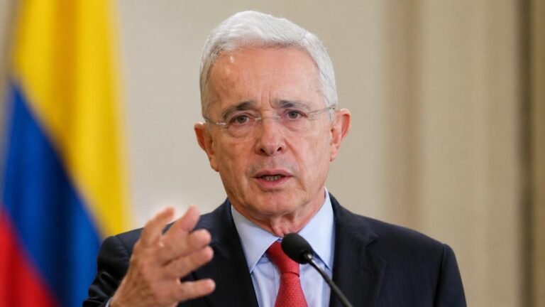 Uribe se defiende. Niega «pactos secretos» con el petrismo tras la elección del presidente del Senado