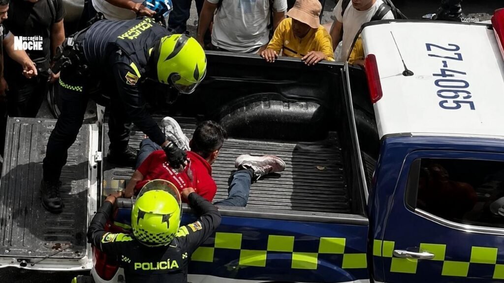 Indignación en Cali: mujer recibió 11 puñaladas en plena vía pública; capturado casi desarma a un policía