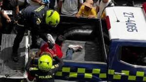 Indignación en Cali: mujer recibió 11 puñaladas en plena vía pública; capturado casi desarma a un policía