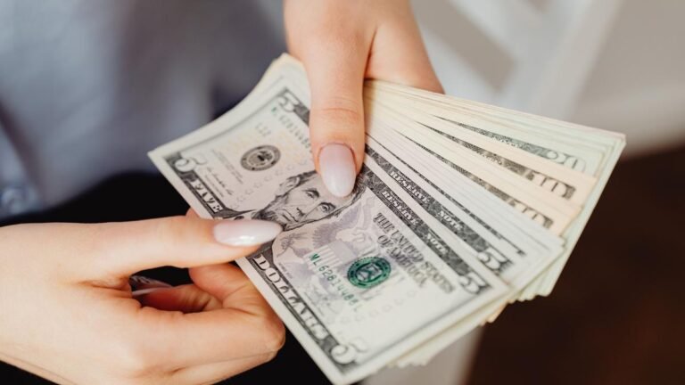 Dólar vuelve a caer por debajo de los $3.200 en Colombia