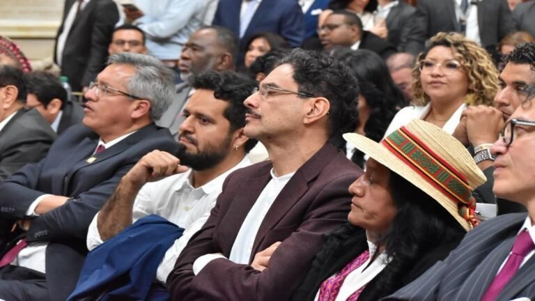 Iván Cepeda arremete contra Abelardo de la Espriella y lo llama «embajador» de Estados Unidos