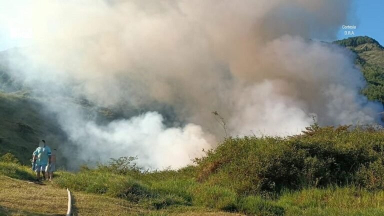 Las llamas superan los 4 metros de altura en un incendio forestal que tiene en máxima alerta a las autoridades de Bello