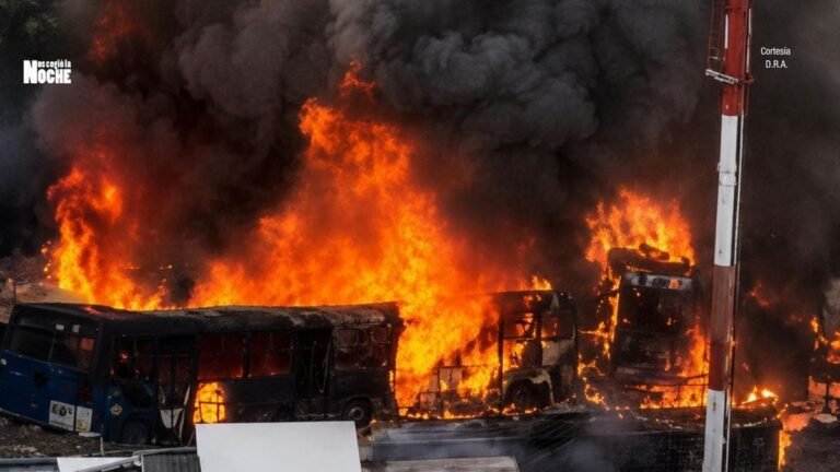 Voraz incendio consume empresa de maderas en Bello