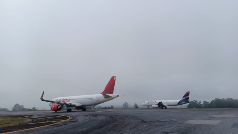 Banco de niebla afecta la operación del aeropuerto José María Córdova: hay vuelos cancelados, demorados y desviados