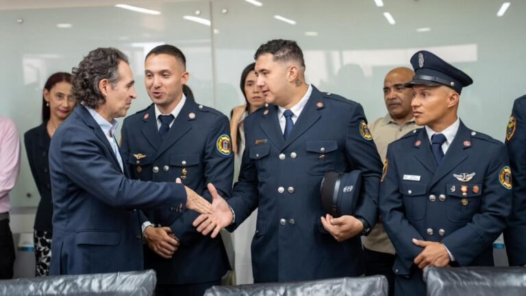 Alcaldía de Medelín condecoró a los bomberos que participaron en misión de rescate en Venezuela