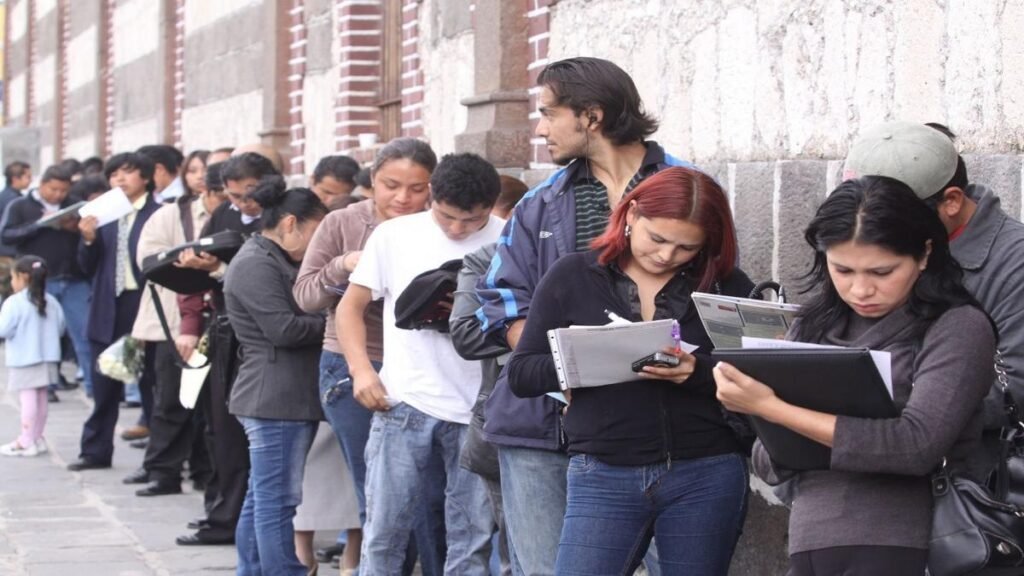 El desempleo cayó al 8 % en Colombia: cerca de un millón de personas consiguieron trabajo en el último año según el DANE