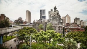 Medellín ya no solo recibe más turistas: ahora sabe cuánto gastan y cómo impulsan la economía de la ciudad