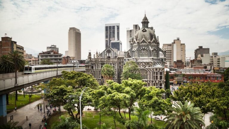 Medellín ya no solo recibe más turistas: ahora sabe cuánto gastan y cómo impulsan la economía de la ciudad