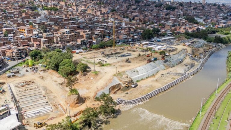 Comenzó la construcción de la nueva cancha sintética Villa Niza en el norte de Medellín