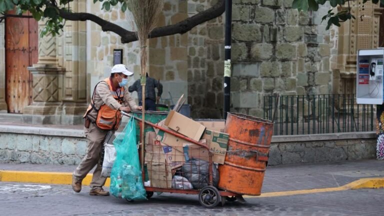 Gobierno crea red de protección social para recicladores de oficio en Colombia