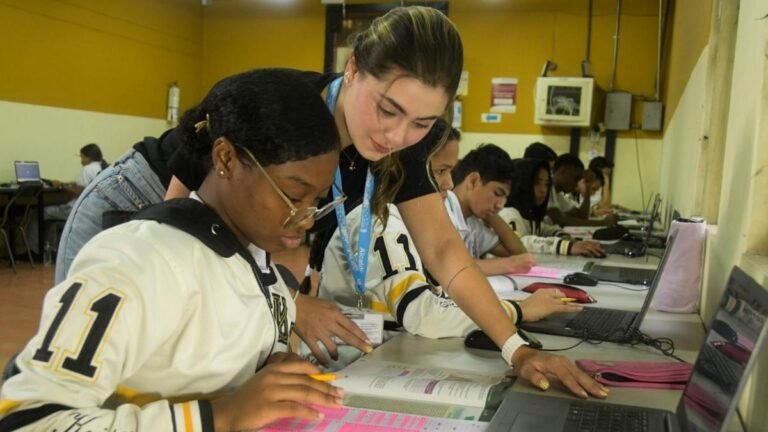 Más de 19.000 estudiantes de Medellín presentan este domingo las Pruebas Saber 11