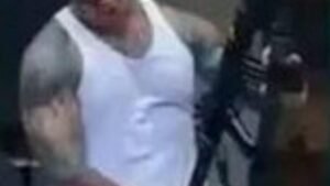 Influencer en el ojo del huracán por manipular fusil de la Policía durante ayudas en Chocó