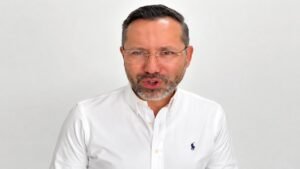Min Vivienda. De la playa al Congreso. Preparan moción de censura en su contra