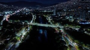 Puente Horacio Toro renueva su alumbrado después de más de 20 años