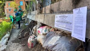 Frenan seis construcciones ilegales en zona de alto riesgo de Villatina