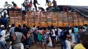 Atacaron otro camión con ayuda humanitaria para la tragedia, esta vez fue saqueado por vándalos