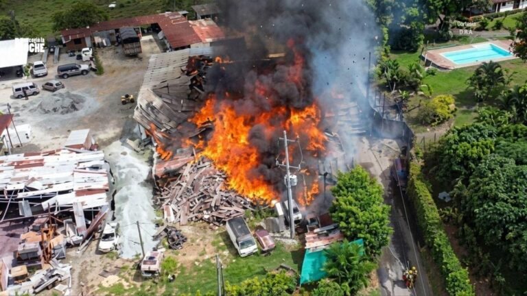 Voraz incendio en Girardota consume una fábrica y varias viviendas