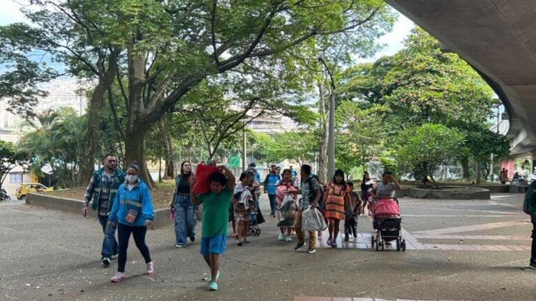Familias indígenas llegan desplazados a Medellín por amenazas de grupos armados