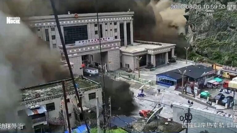 Tragedia en Nepal y China deja al menos 55 muertos y 384 viajeros desaparecidos