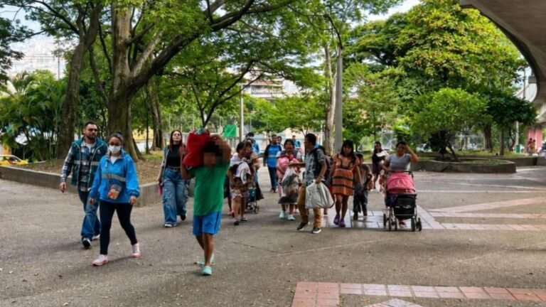 Más de 100 indígenas desplazados regresan a Chocó tras atención en Medellín