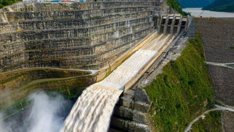 El río Cauca pone a prueba a Hidroituango: la central opera con solo dos unidades