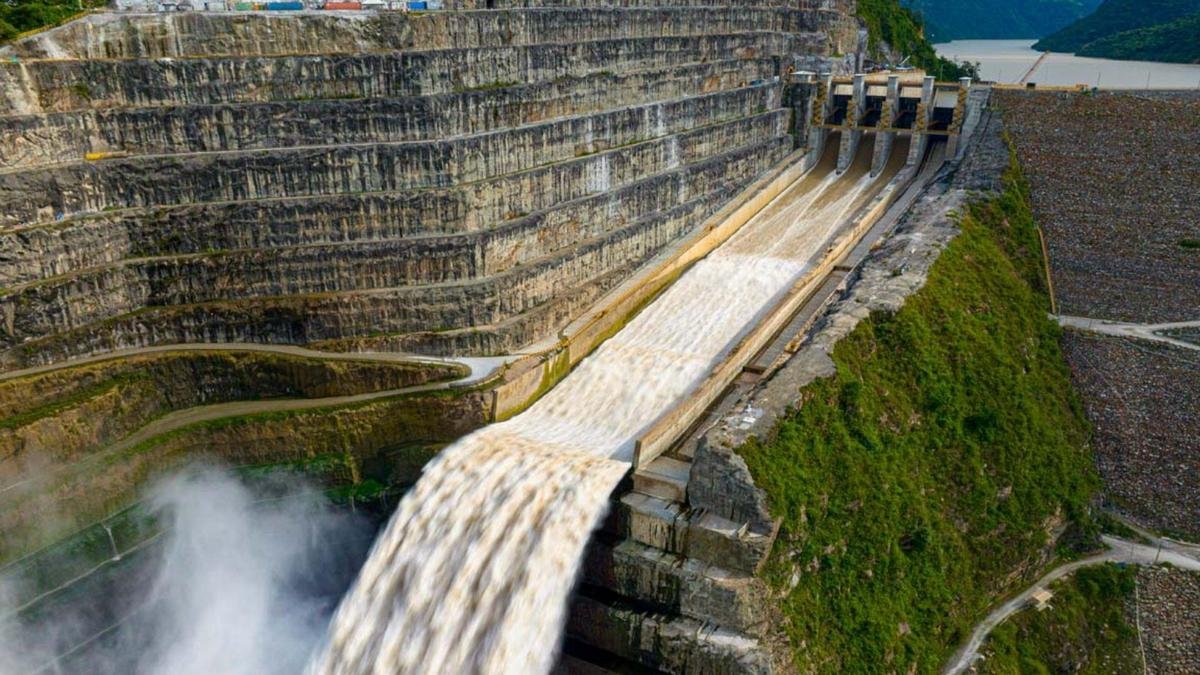El río Cauca pone a prueba a Hidroituango: la central opera con solo dos unidades