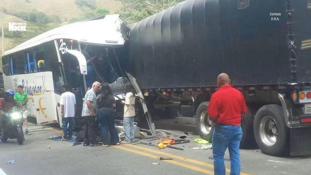 Trágico accidente en Antioquia dejó 3 personas muertas y 15 heridas