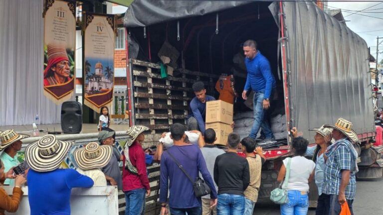 Más de 24 toneladas de ayudas llegan a 544 familias afectadas por desplazamientos en Antioquia