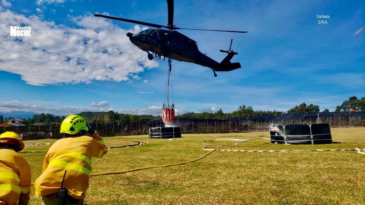 Con Bambi Bucket el Ejército Nacional combate el voraz incendio en Abejorral