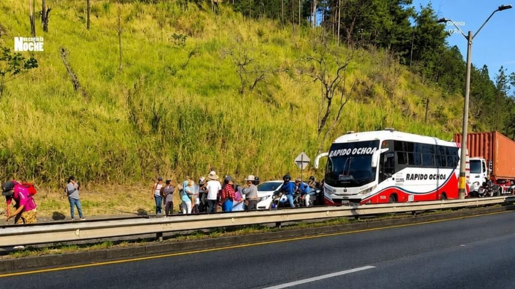 Protesta ciudadana por agua potable genera caos en la Autopista Medellín Bogotá