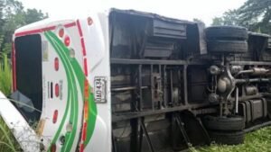 Accidente con bus escolar deja varios menores hospitalizados en zona rural de Apartadó