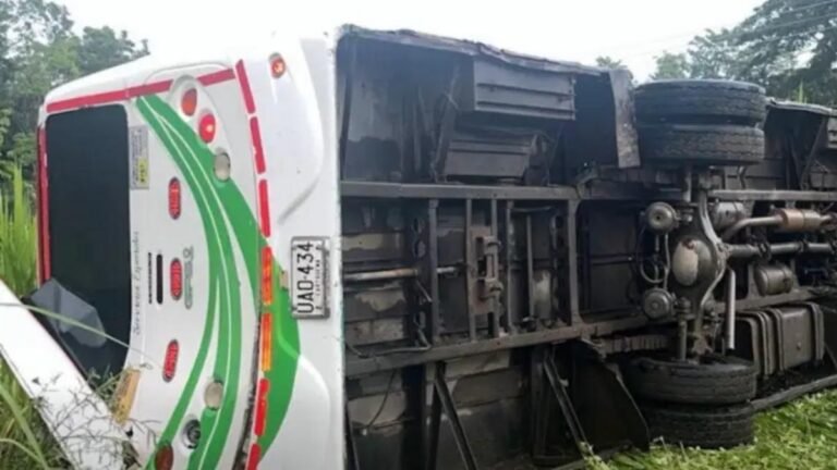 Accidente con bus escolar deja varios menores hospitalizados en zona rural de Apartadó