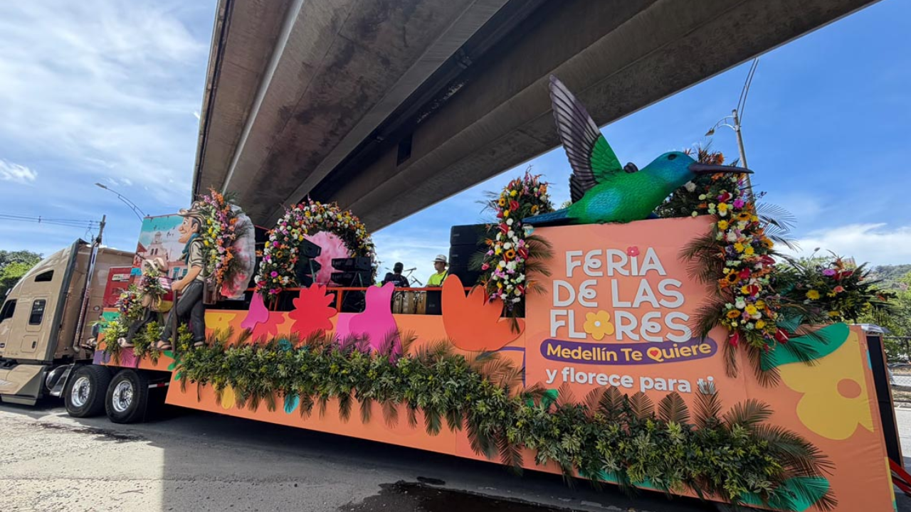 El Desfile de Primavera llenó de música, baile y color las calles de Medellín