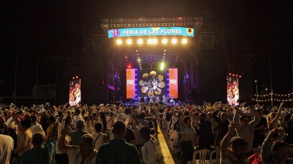 La Plaza Gardel sigue siendo el corazón de la Feria de las Flores con noches de música y tradición