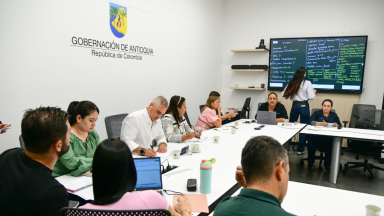 Gobernador Andrés Julián recorre municipios de Antioquia para verificar daños tras el sismo