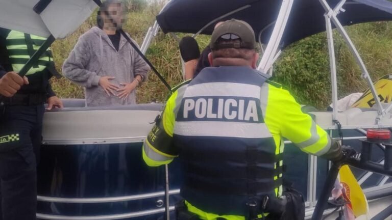 Cinco turistas fueron rescatados en el embalse de Guatapé tras quedar a la deriva gracias a la Línea 123 Antioquia